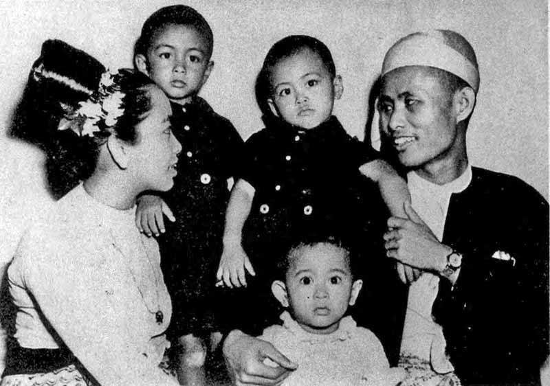Aung San Suu Kyi (in white) with her family as a baby