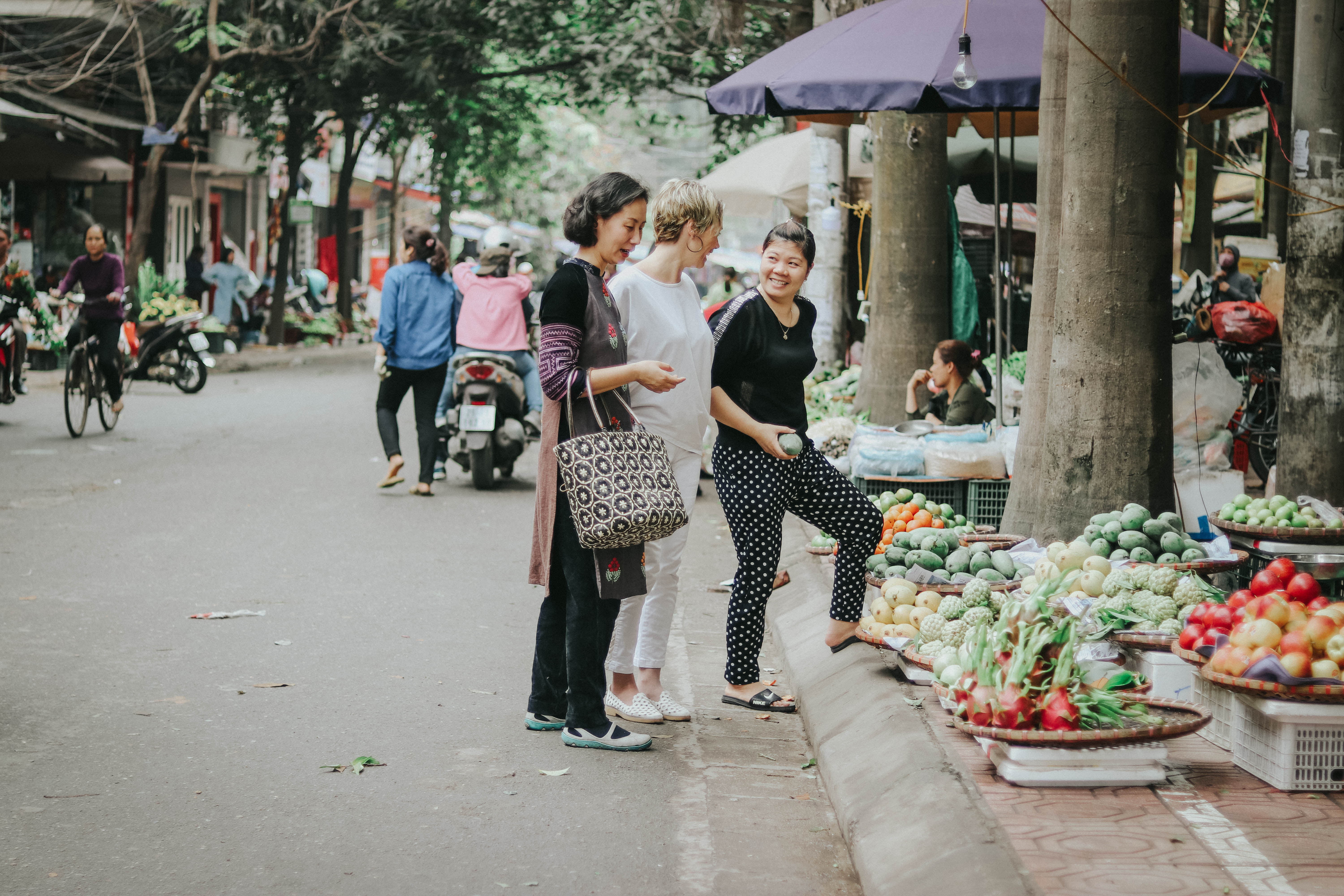 Hanoi_ChefAli.jpg Hanoi market with Chef Ai