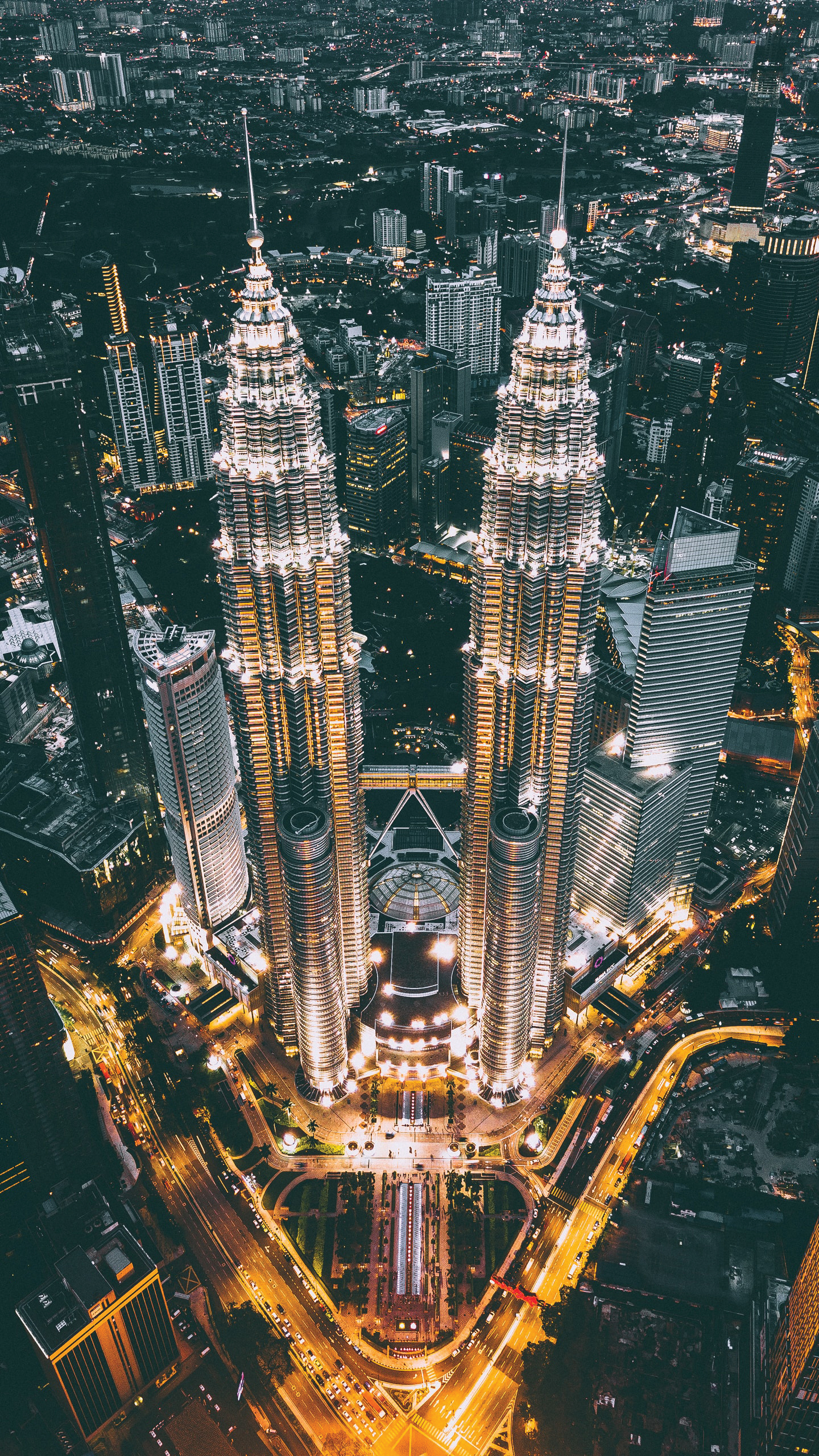 Malaysia_KualaLumpur_izuddin-helmi-adnan-1e71PSox7m8-unsplash_resize.jpg Petronas Towers in Kuala Lumpur