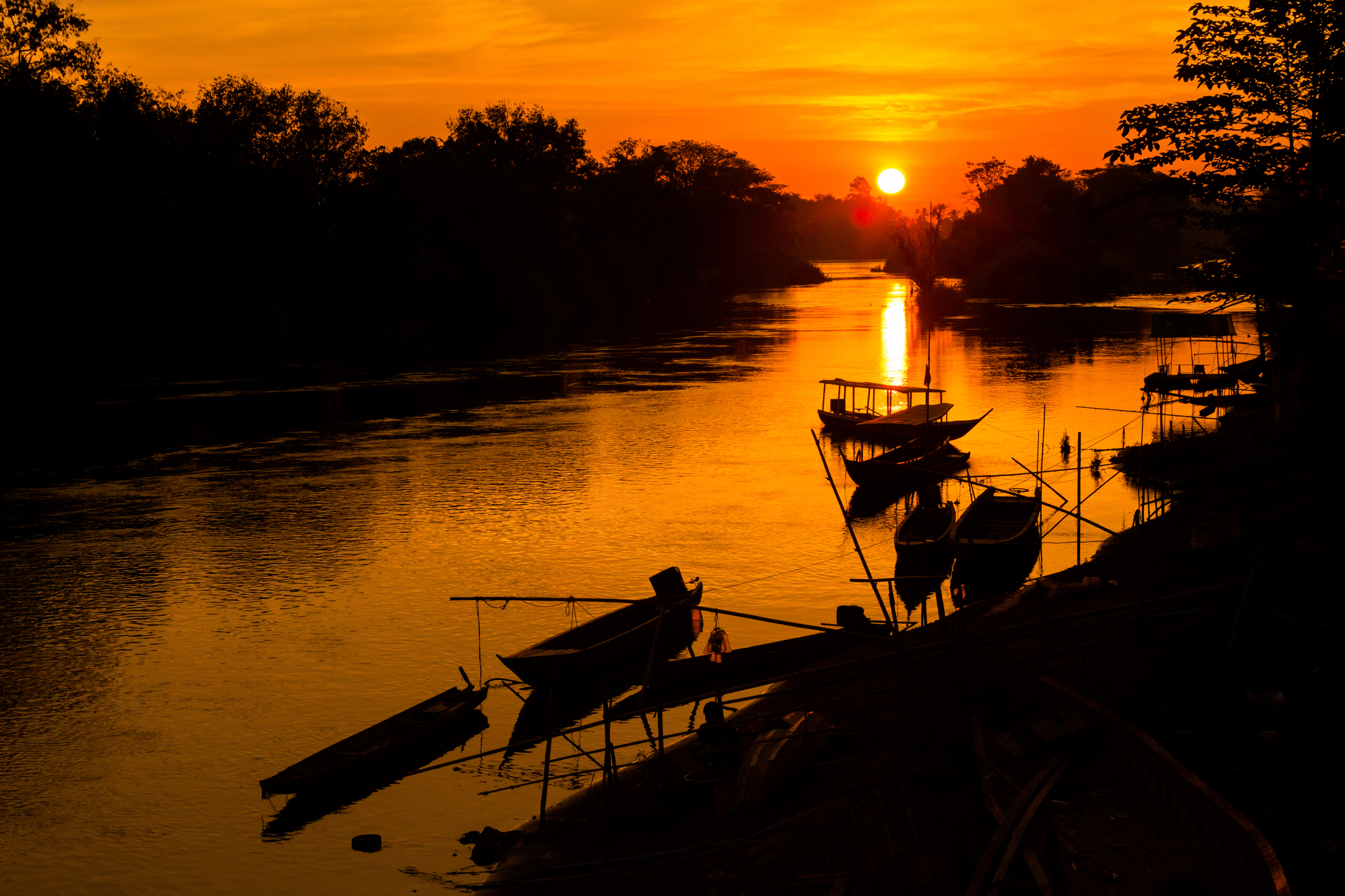 PLACE PAGE_4000islands_iStock-1052299340_©sitriel .jpg Sunset over 4,000 Islands