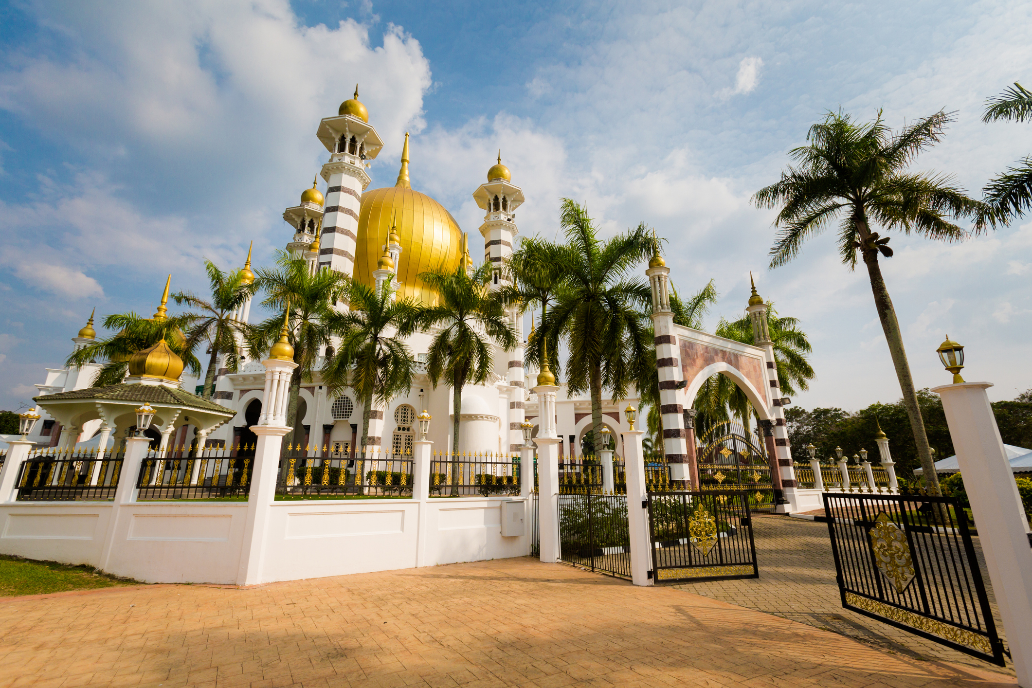PLACE PAGE_KualaKangsar_iStock-1011839670©sitriel.jpg Temple at Kuala Kangsar