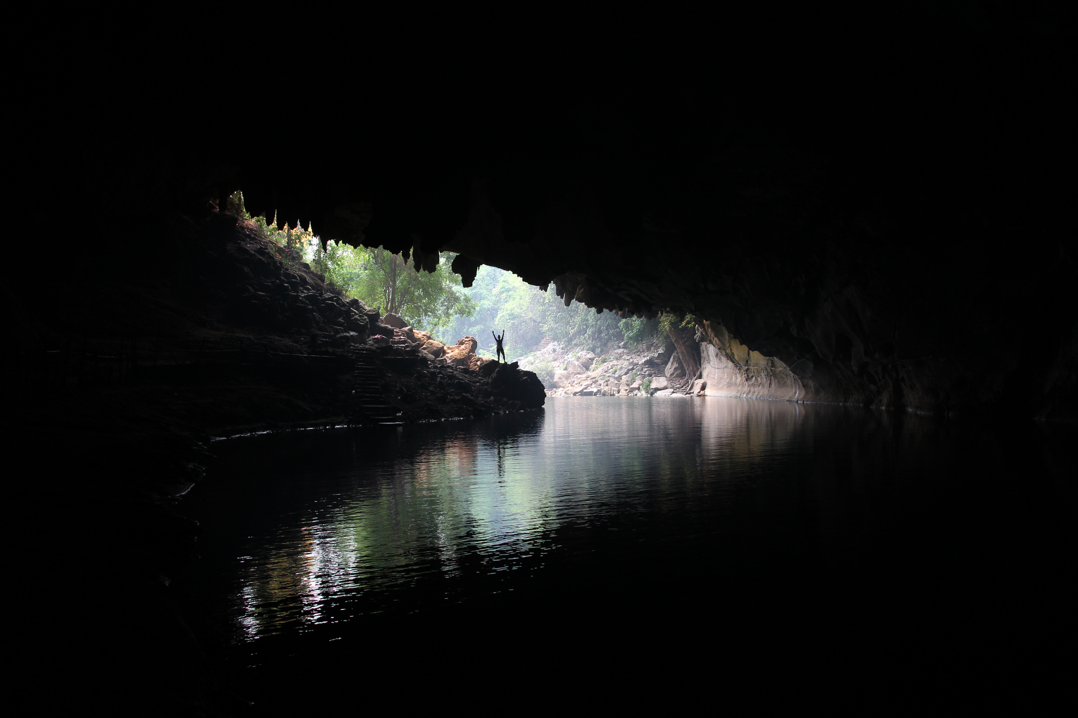 PLACE PAGE_Tham Kong Lo Cave_iStock-501363672_©evenfh.jpg Entrance to Kong Lor Cave
