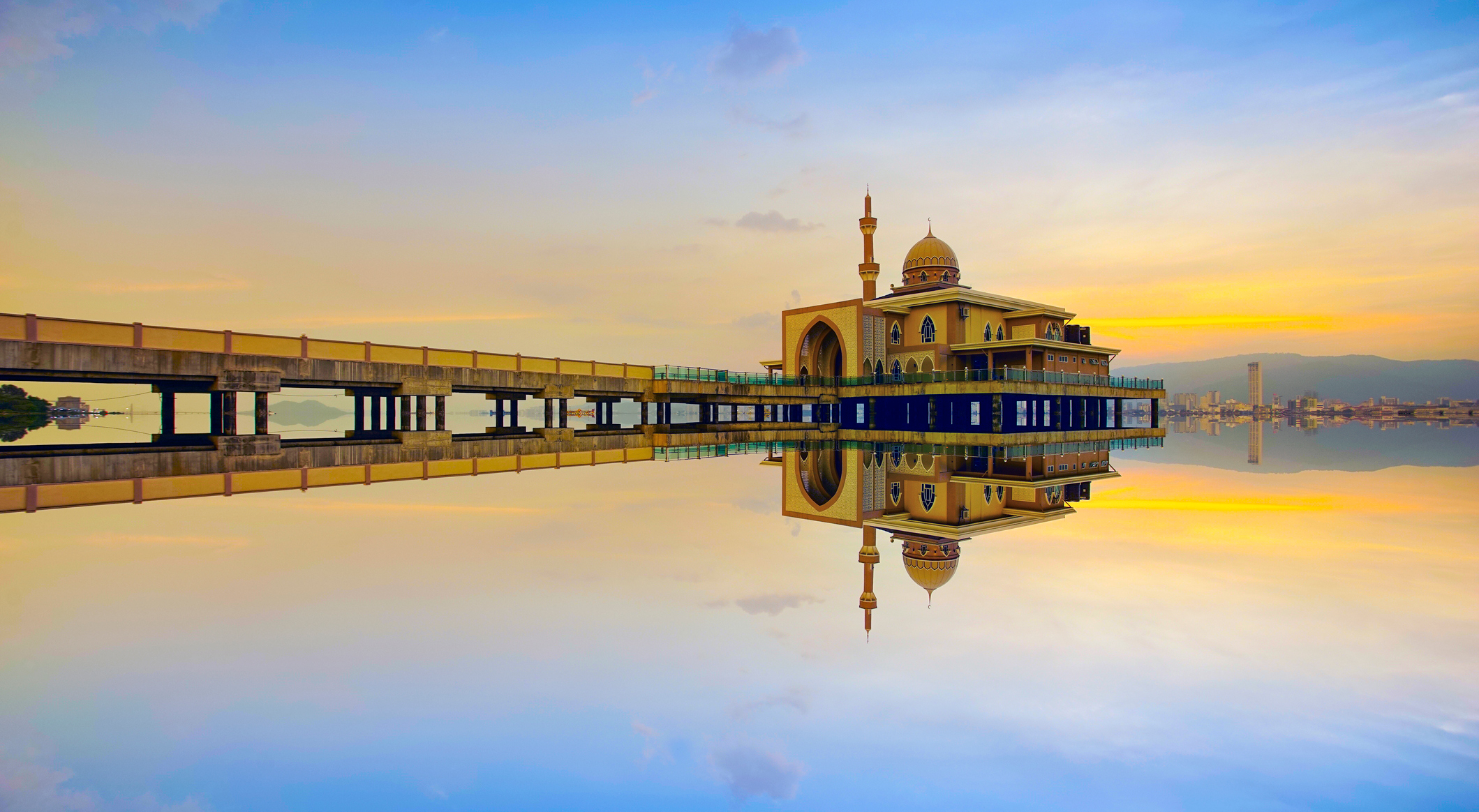 EM HERO_Penang_iStock-1013625362_resize_asnidamarwani.jpg Sunset over temple in Penang