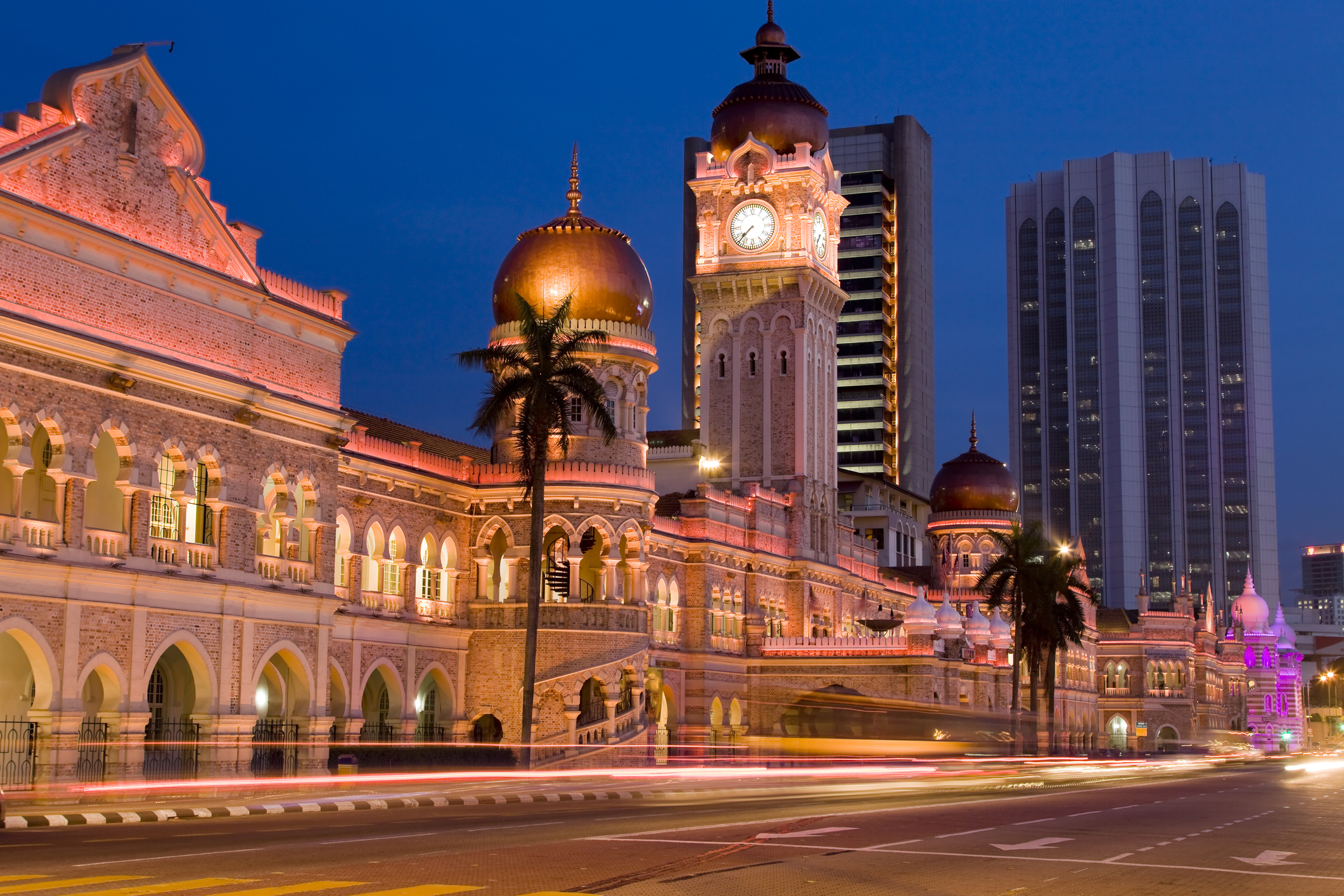 KL_NightTour_iStock-171303401_laughingmango.jpg Kuala Lumpur streets by night