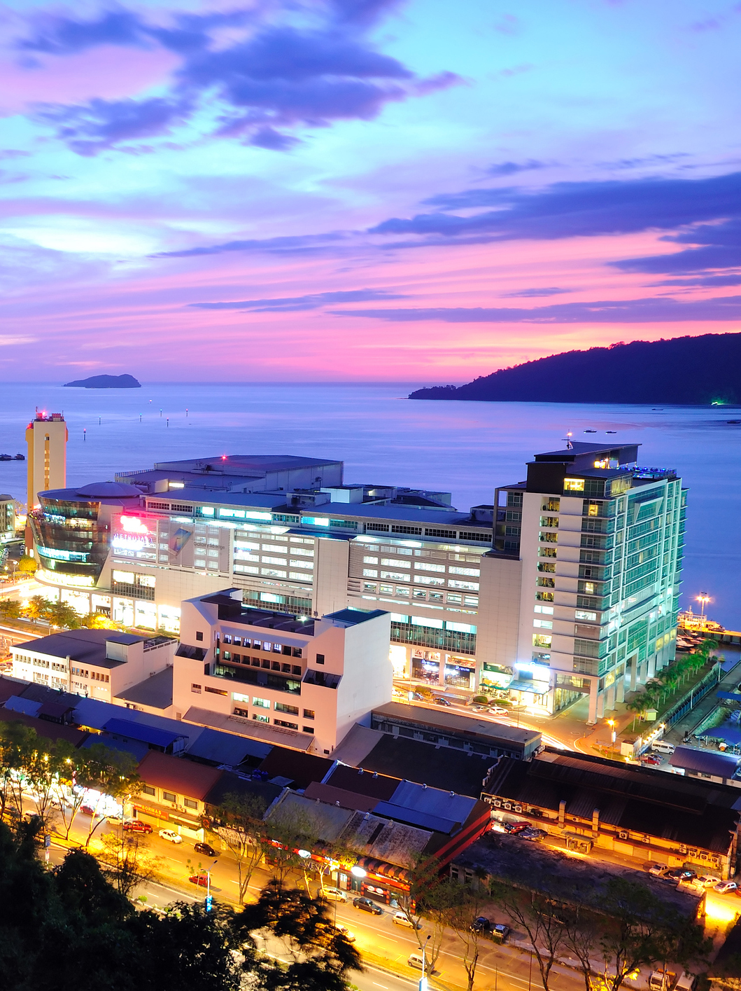 Kinabalu_Night_iStock-472576970©Cn0ra-.jpg Kota Kinabalu by night