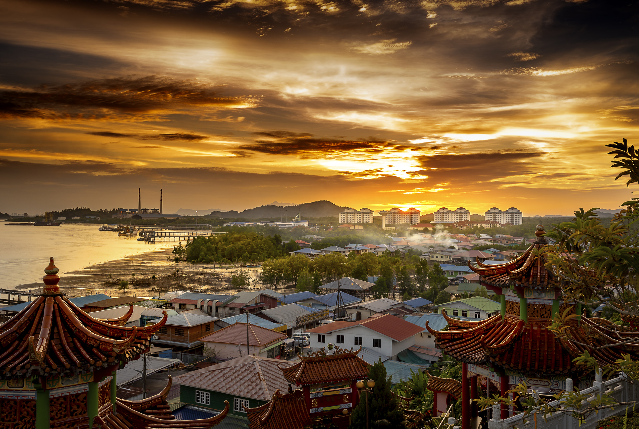 Kuching sunset_iStock-1008099124_chaolik.jpg Sunset over Kuching