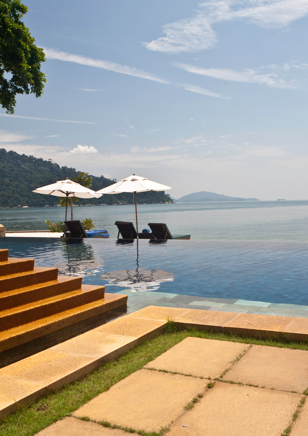 Pangkor-Laut_iStock-182481126_ThomasFluegge_resize.jpg Sun loungers at Pangkor Laut