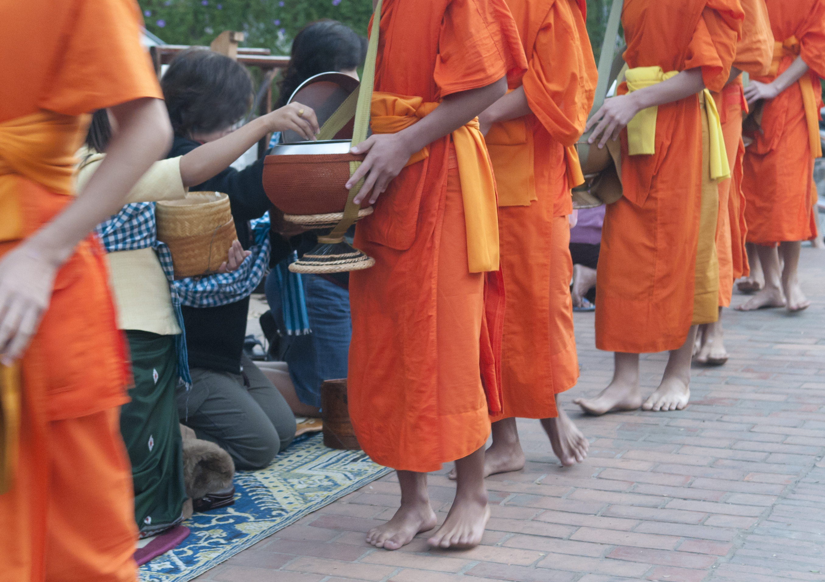 PLACE GALLERY_Alms_iStock-471363881_©leezsnow.jpg Handing out alms in Luang Prabang - iStock - ©leezsnow