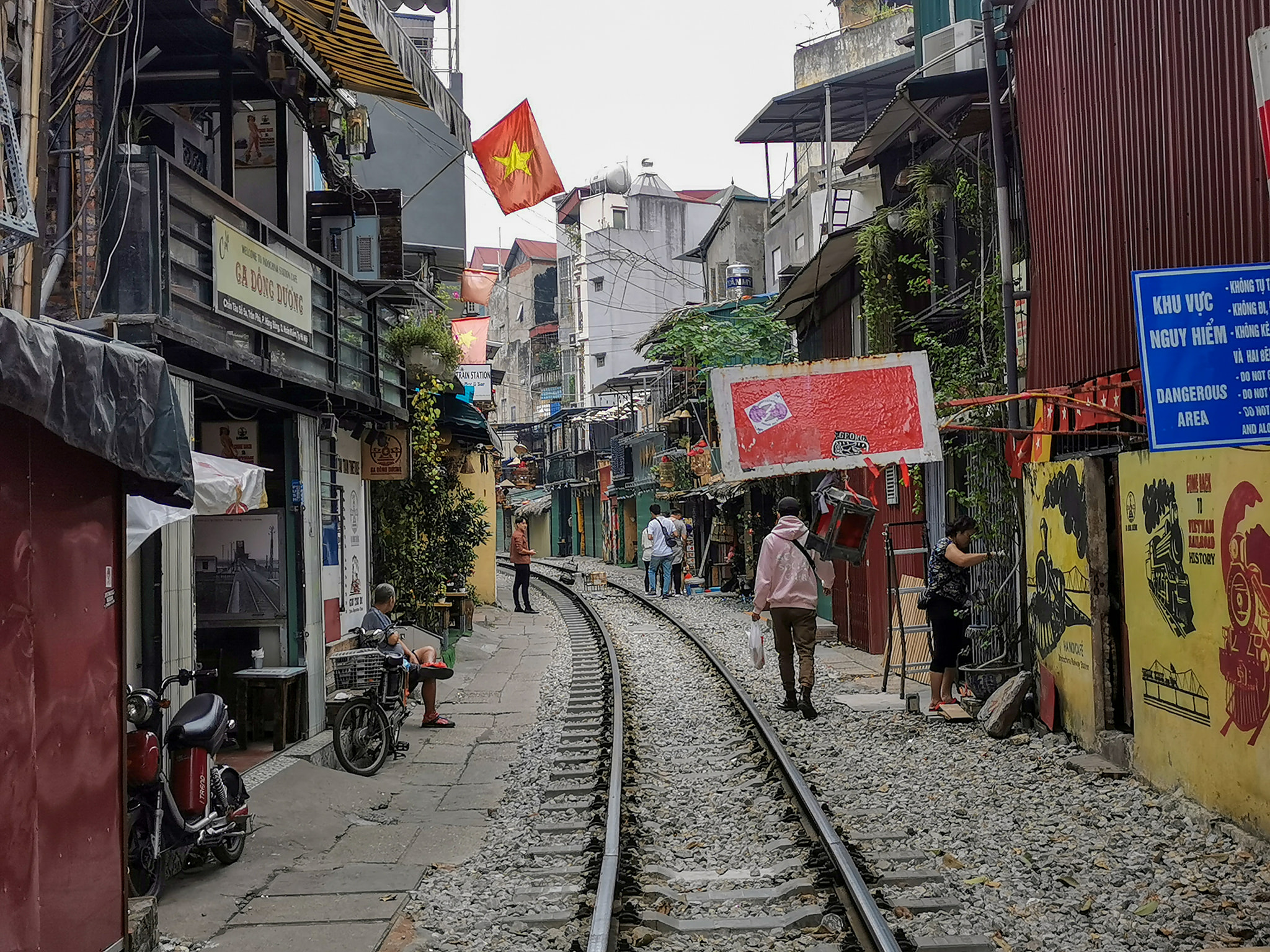 Vietnam - Hanoi - Railroad Street - Aaron.jpg Hanoi railroad street - Aaron Boothe