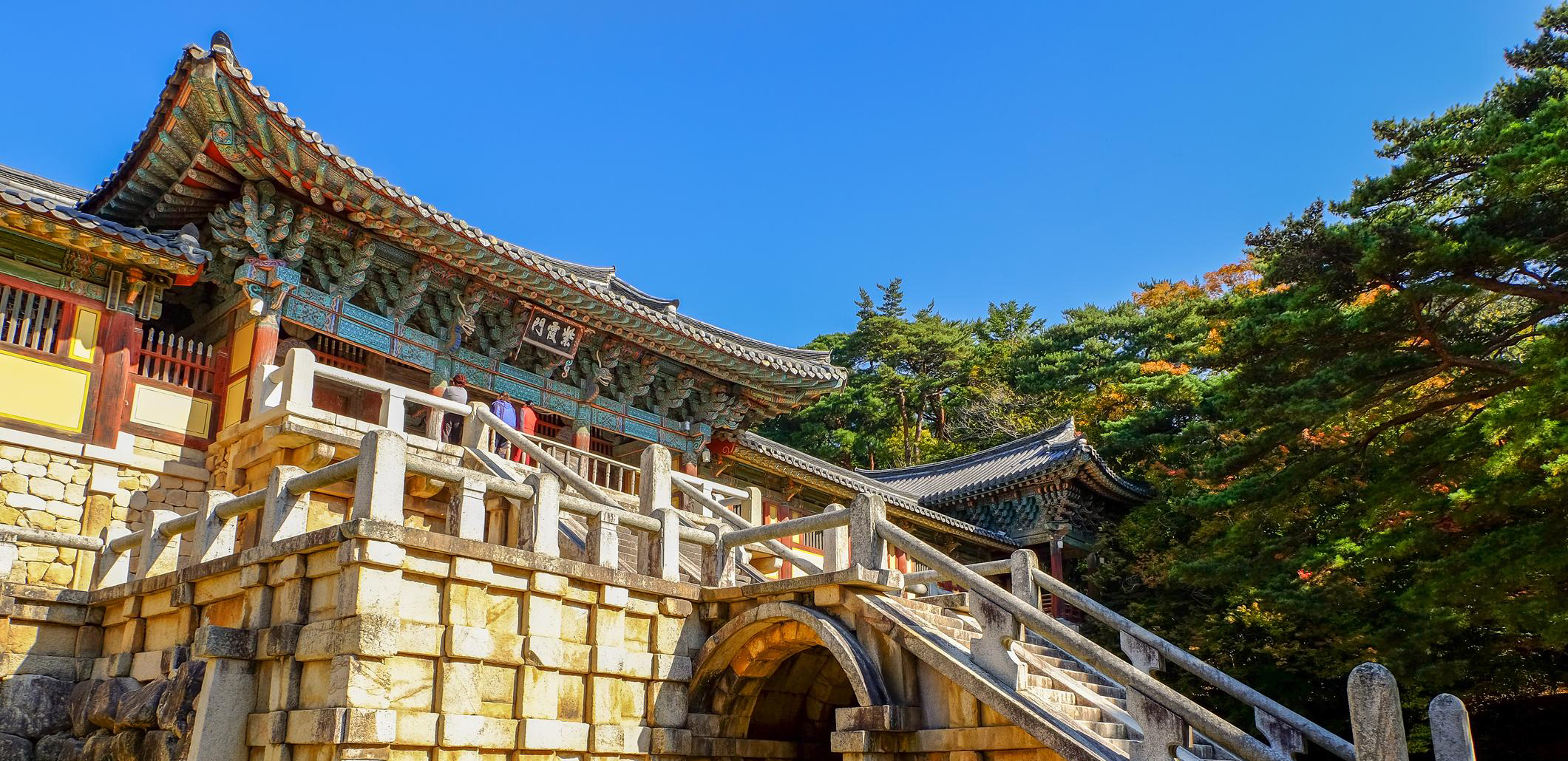 Bulguksa-Temple-in-Gyeongju-south-korea.jpg Front entrance of Bulguksa Temple on a sunny day in southern South Korea