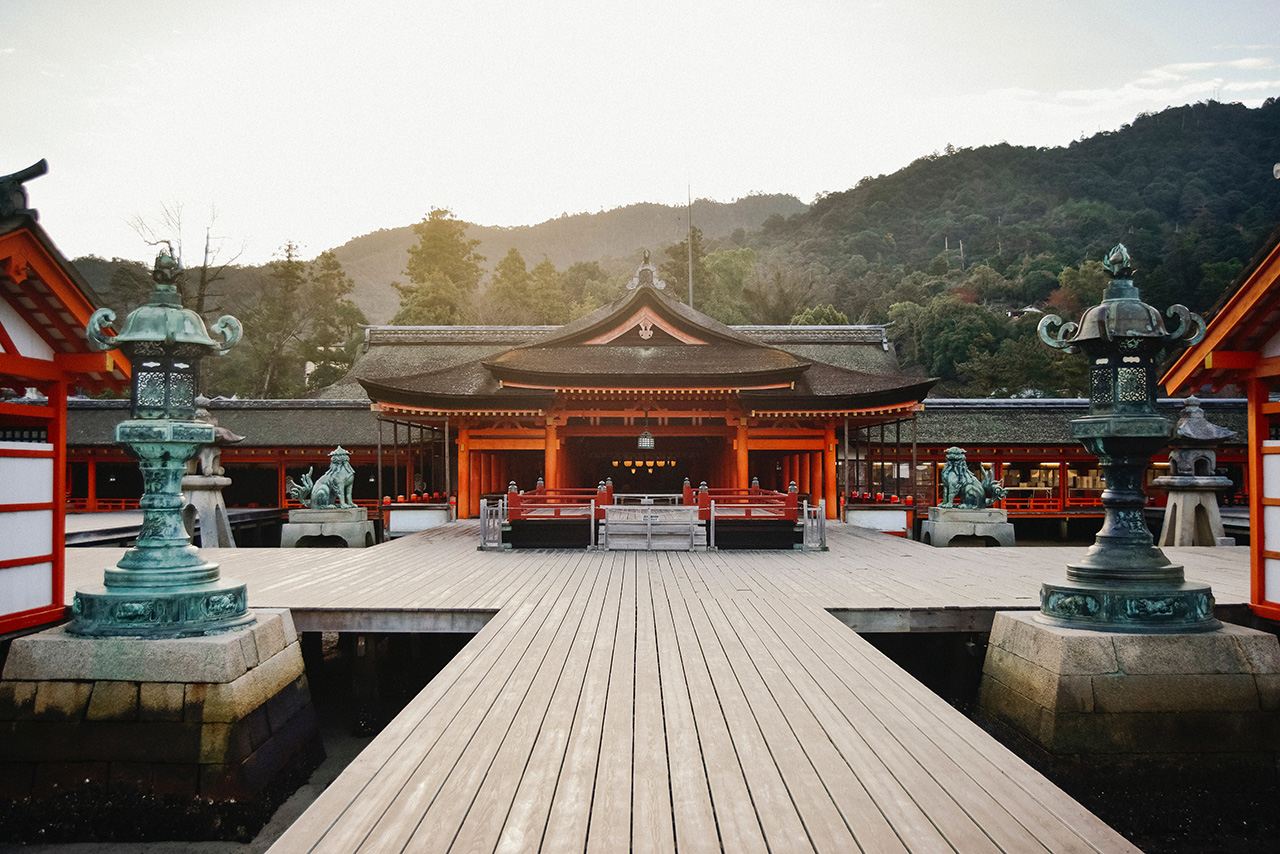 Itsukushima shrine juliana-barquero-GptJ5L7niVk-unsplash_s.jpg Front entrance of Itsukushima shrine in Miyajima