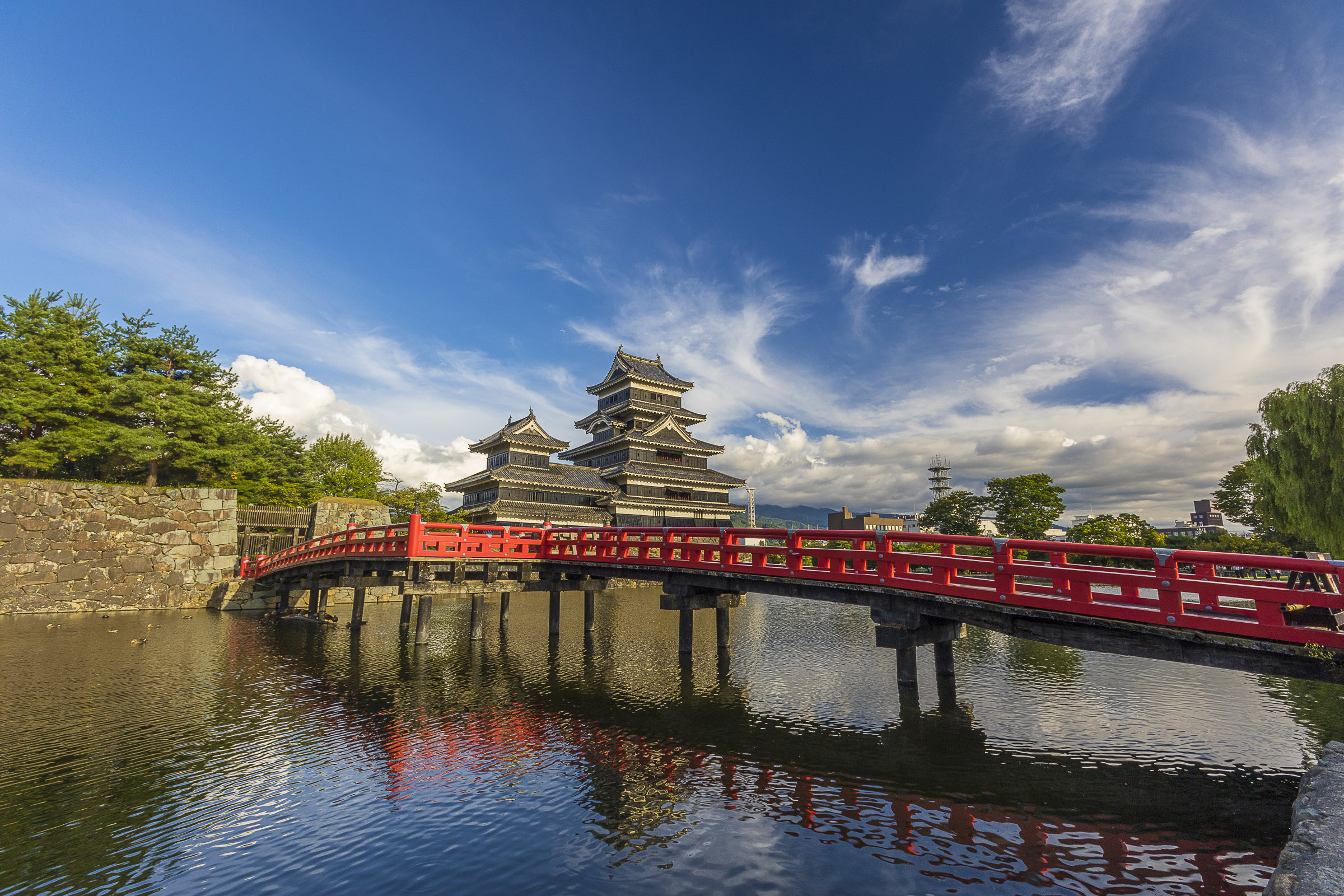 Matsumoto castle with red bridge.jpg Red bridge over river in front of Matsumoto castle
