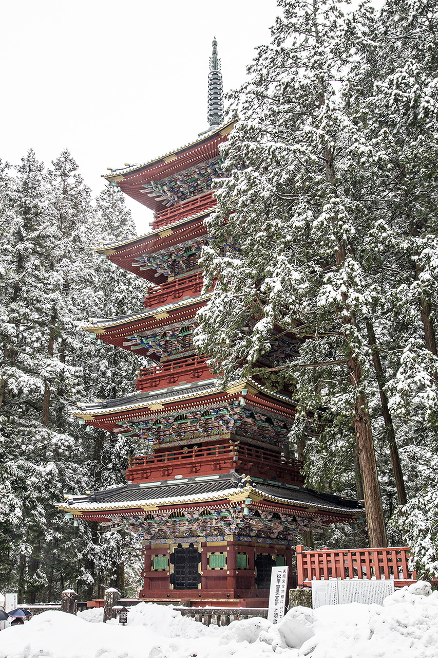 Nikko in the snow.jpg Nikko pagoda in the snow