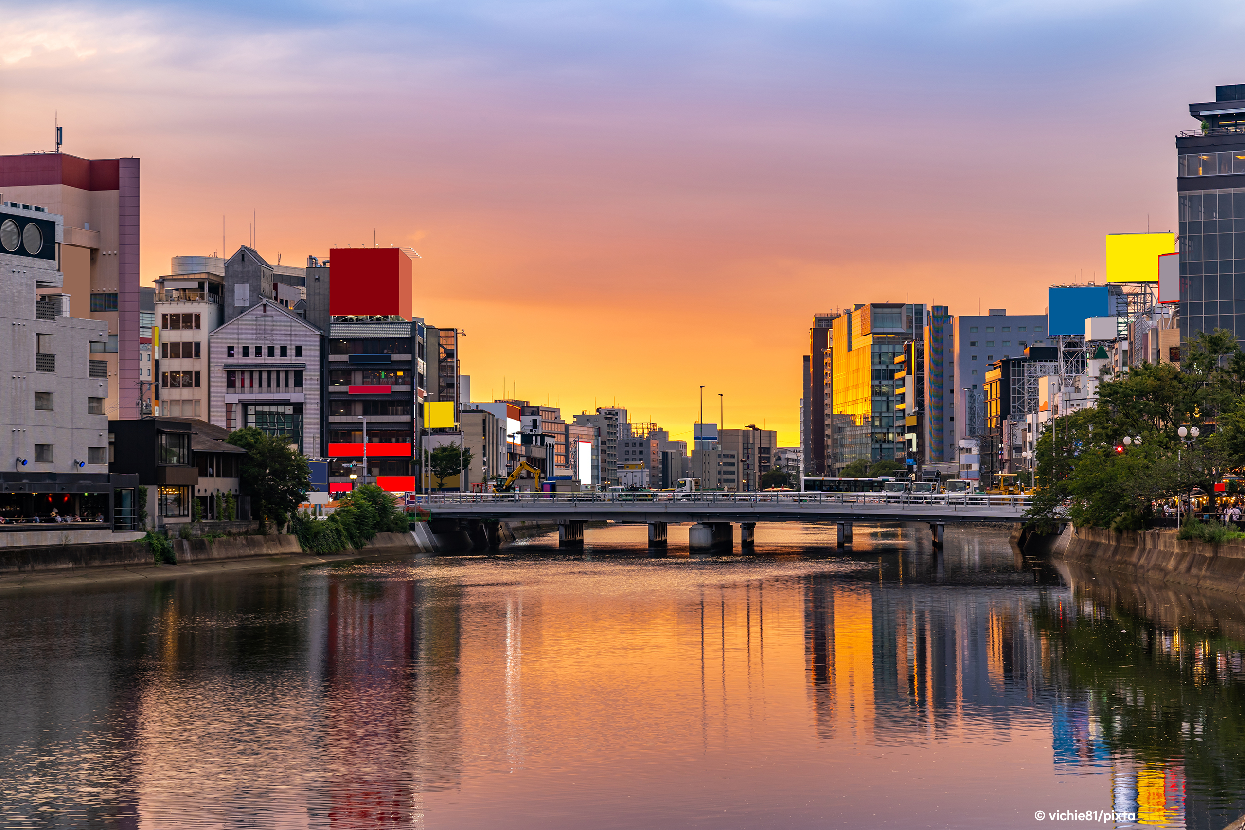 PLACE HERO - Fukuoka Naka River - vichie81 - pixta.jpg Sunset behind bridge over Naka River in Fukuoka - Vichie81/Pixta