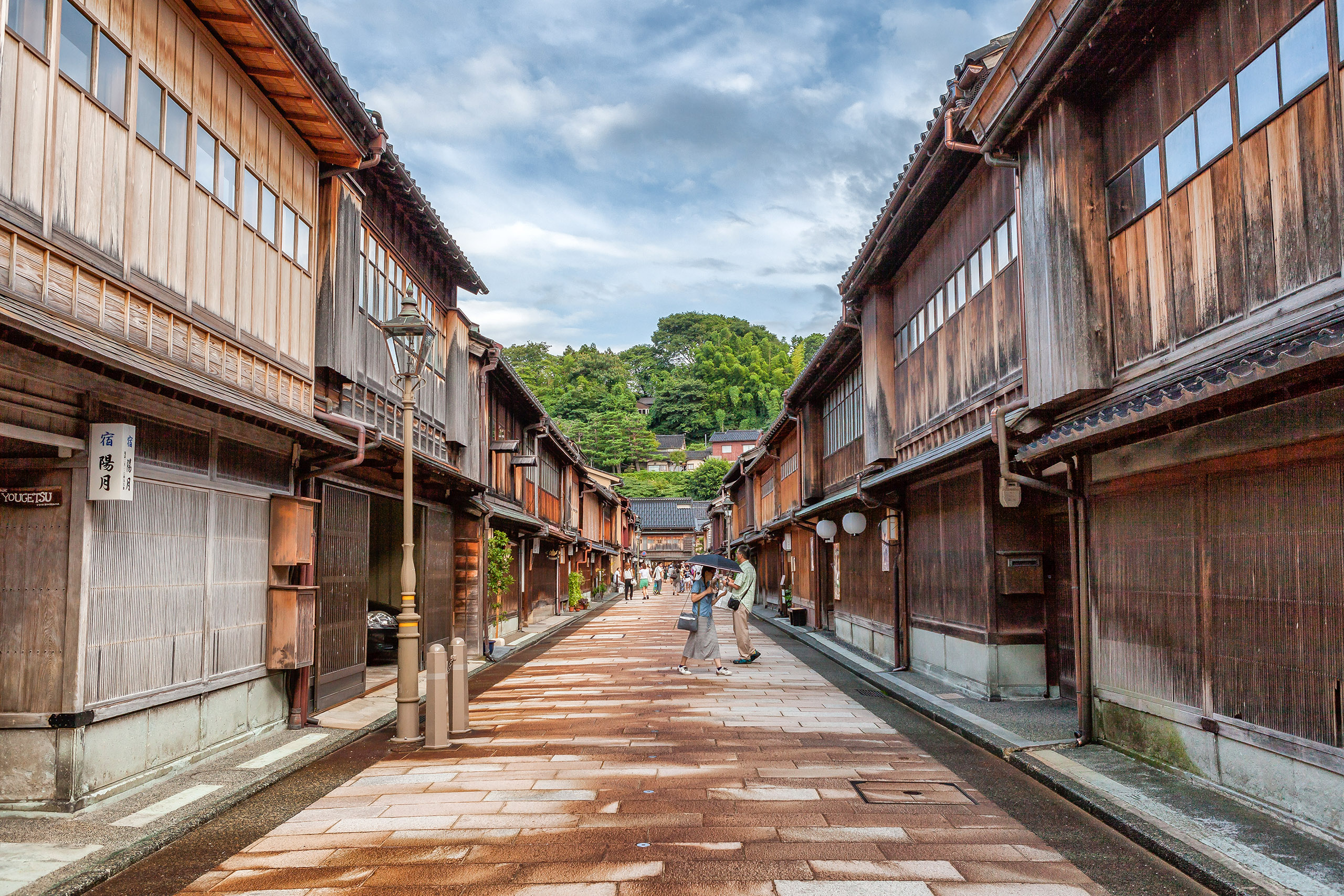 Place Hero - Higashichaya - Bruno.jpg Streets lined with wooden buildings in Kanazawa
