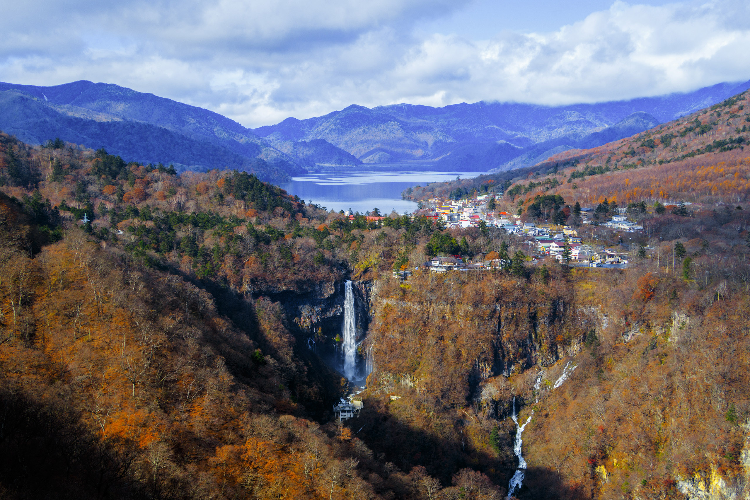 View of waterfall in Nikko.jpg View of waterfall in Nikko in autumn