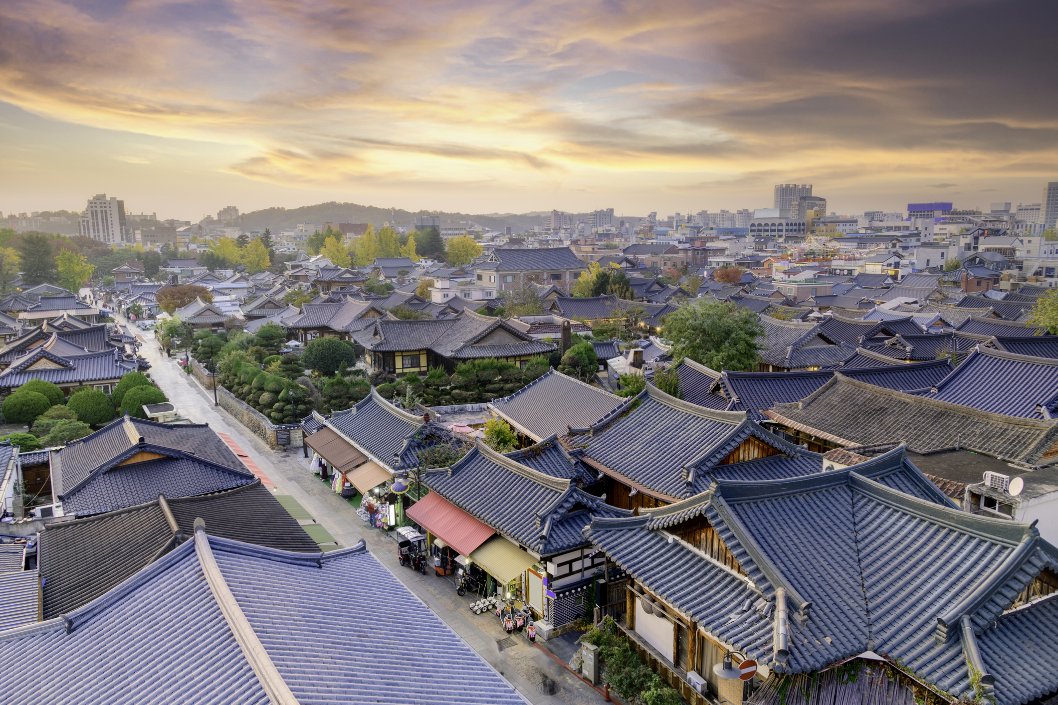 Jeonju-hanok-village-wide-shot.jpg Sunrise over the roofs of Hanok houses in Jeonju