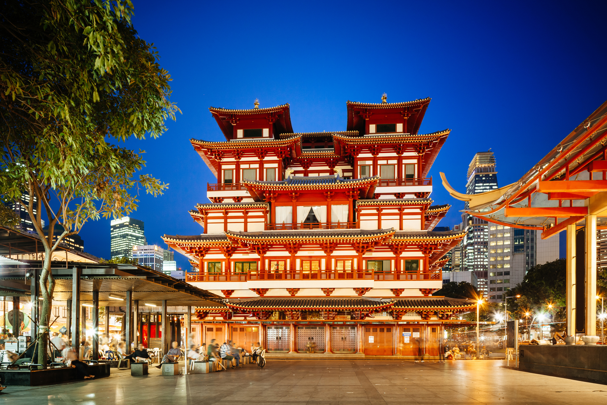 HOMEPAGE HERO_Buddha Tooth Relic Temple_iStock-514368934_TommL.jpg Ornate red temple in middle of square in Chinatown, Singapore