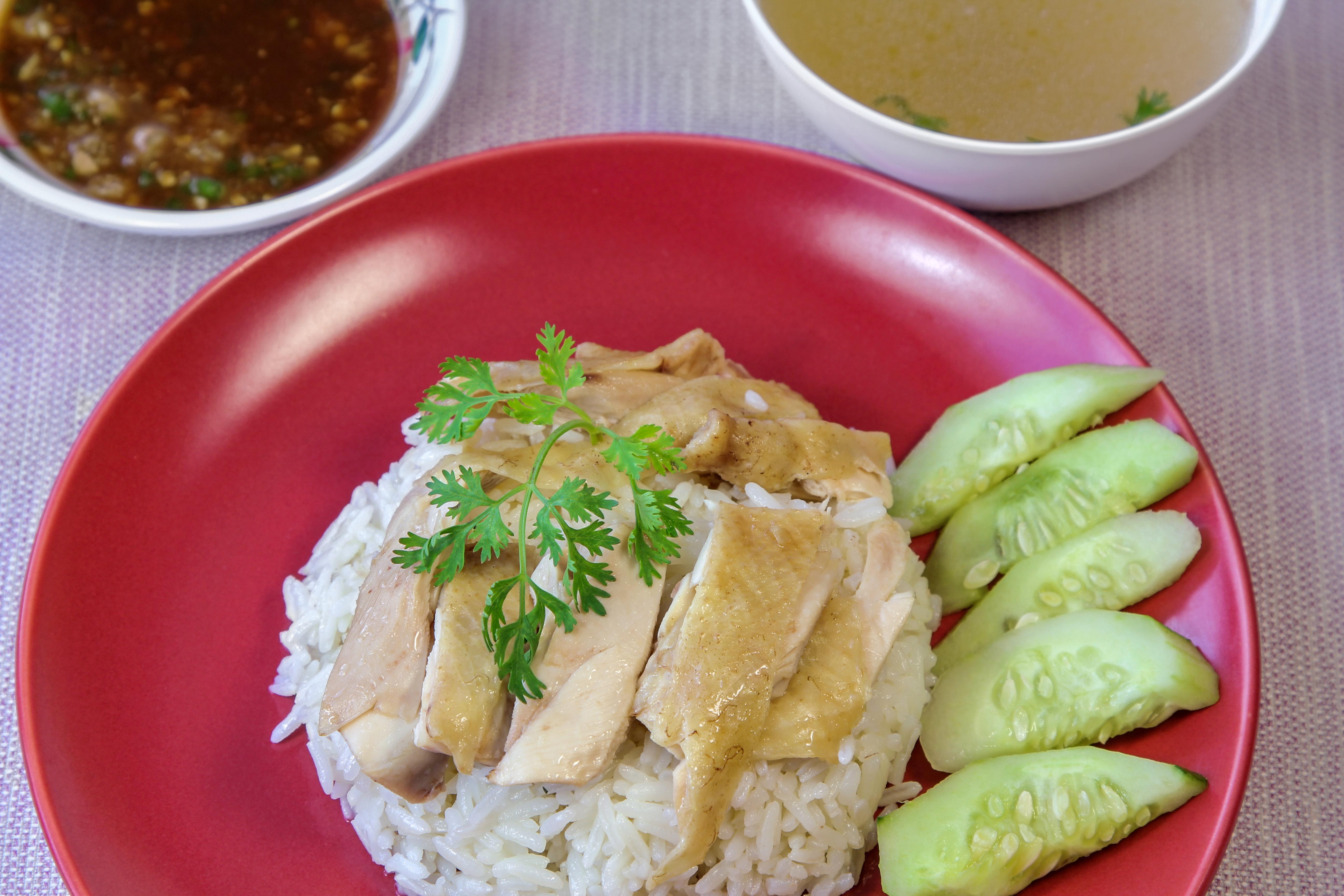 Singapore-Hainanese-chicken.jpg Hainanese chicken and rice with cucumber garnish