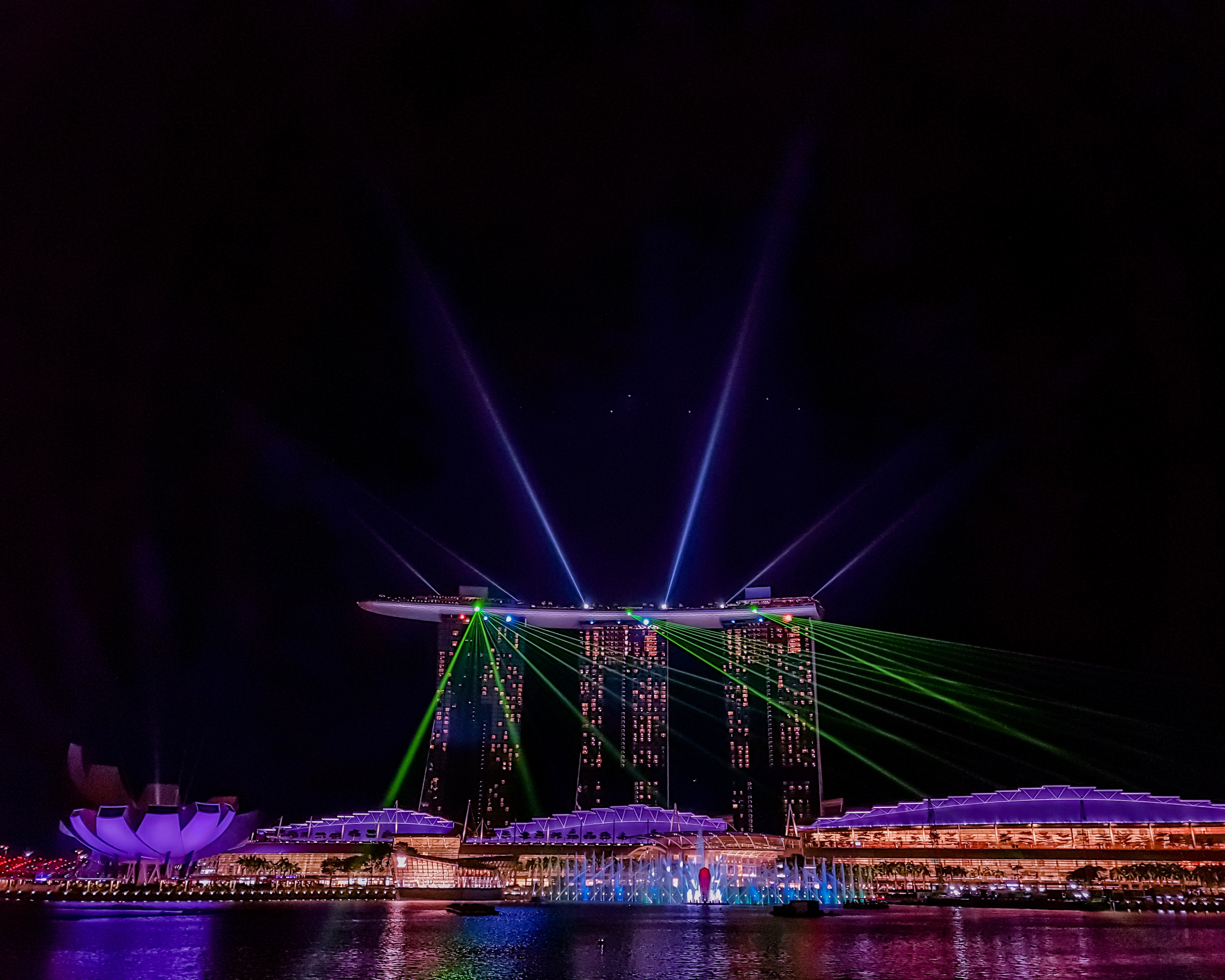 siti-rahmanah-mat-daud-wGAR4_380Ro-unsplash.jpg Laser show at Marina Bay at night