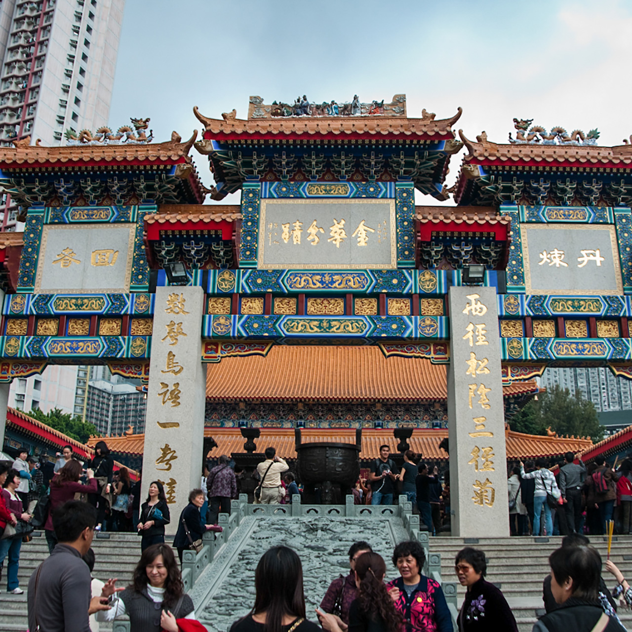 Wong Dai Sin Temple square.jpg Ornate archway in Hong Kong
