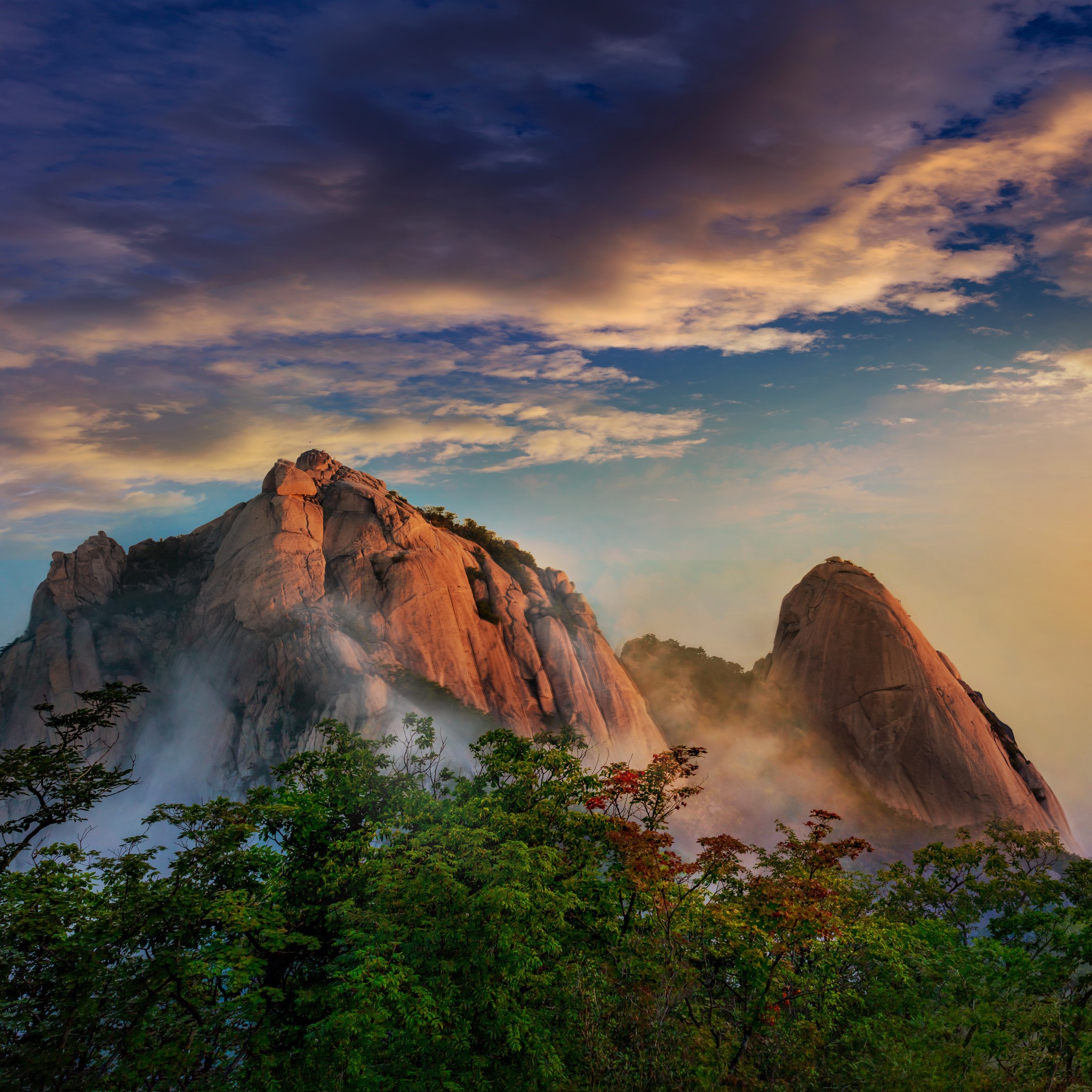 ESK Seoul 1-3 S Bukhansan National Park Beautiful sunset over mountains in Bukhansan National Park near Seoul, South Korea