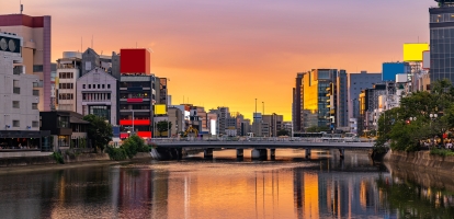 Sunset behind bridge over Naka River in Fukuoka - Vichie81/Pixta