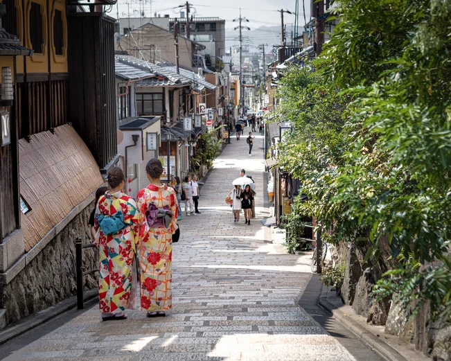 Girls in yukata in Gion 