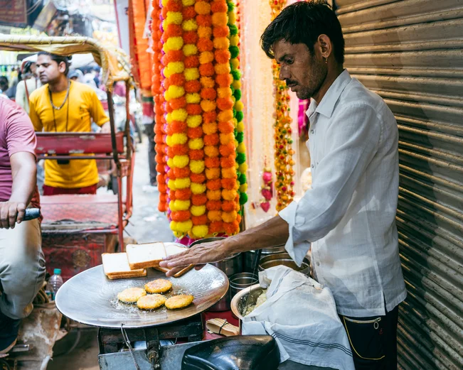Man serving streetfood in Delhi