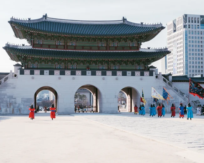 A changing of the guard ceremony in a Seoul palace