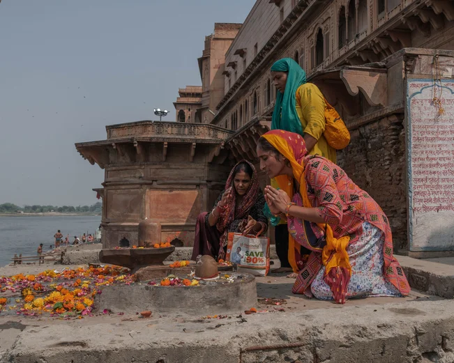 Women praying, Maheshwar, India