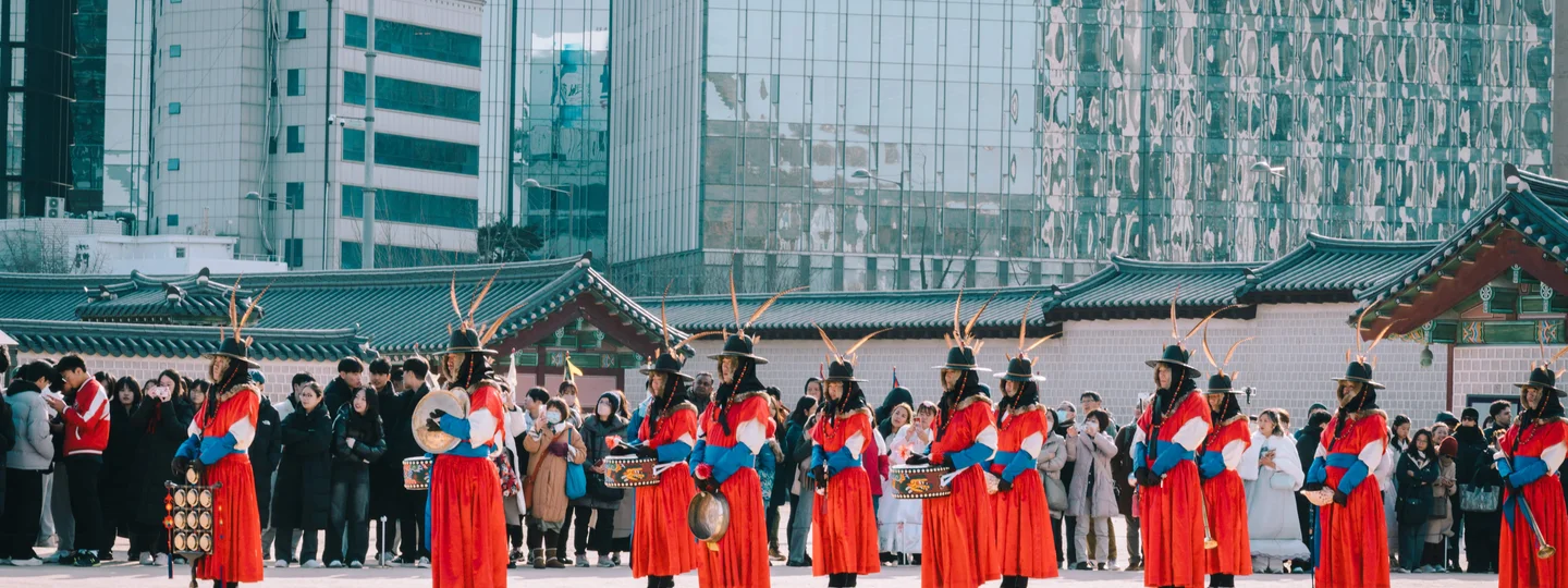 Traditional Korean changing of the guard ceremony at gyeongbok palace in Seoul