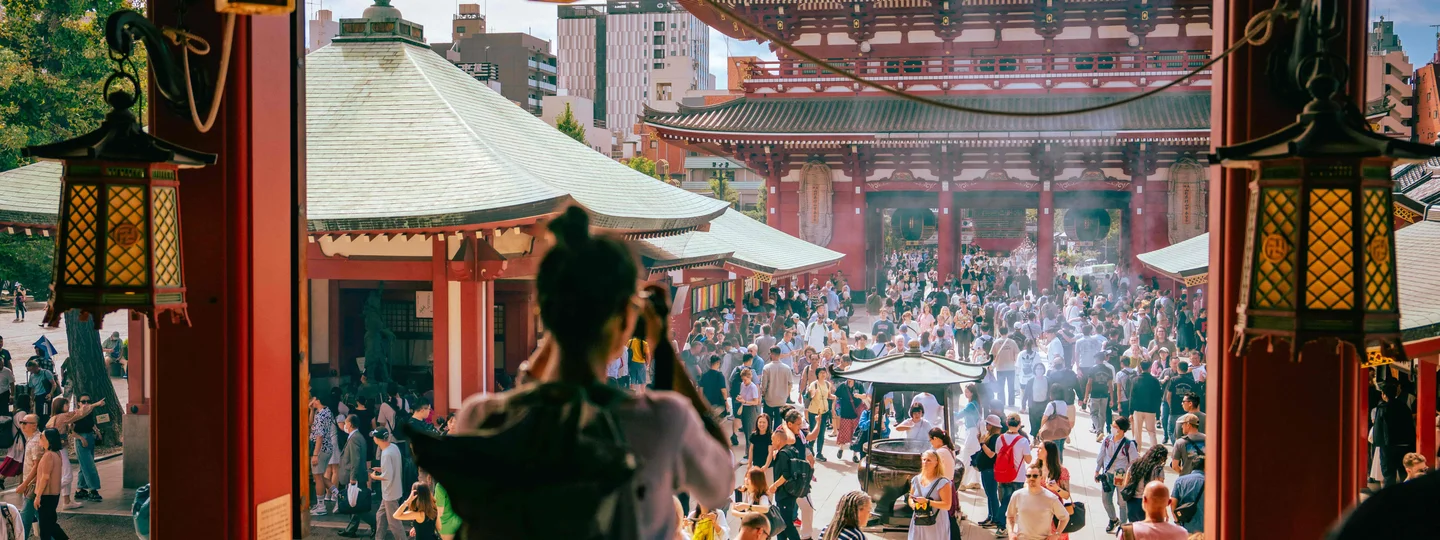 Locals and tourists at Tokyo Sensoji Shrine