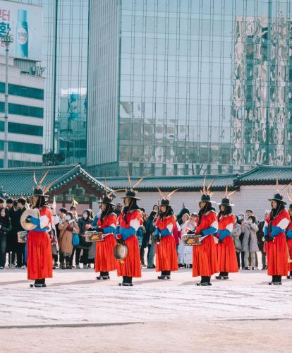 Traditional Korean changing of the guard ceremony at gyeongbok palace in Seoul