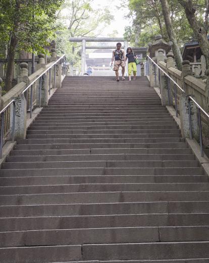 Two people descending steps at Kotohira