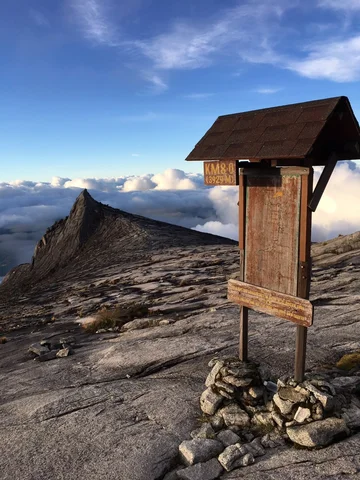 8km marker at Mt Kinabalu