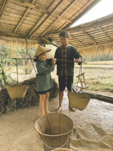 Learning how to carry rice basket 