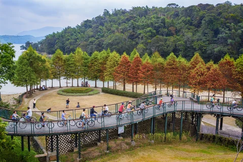 Cycling on the sun moon lake bike path