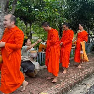 Laos_Luang Prabang_Munk almsgiving