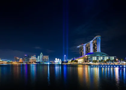 Laser show at Marina Bay at night 