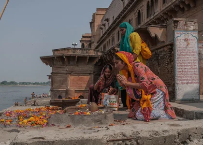 Women praying, Maheshwar, India