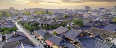 Sunrise over the rooves of Hanok houses 