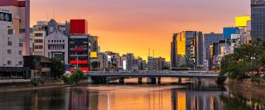 Sunset behind bridge over Naka River in Fukuoka - Vichie81/Pixta