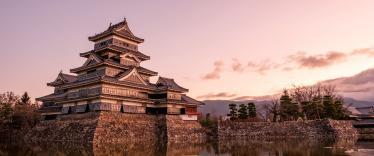 Matsumoto castle at sunset - Bali6/Pixta 