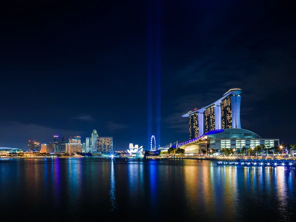 Laser show at Marina Bay at night 