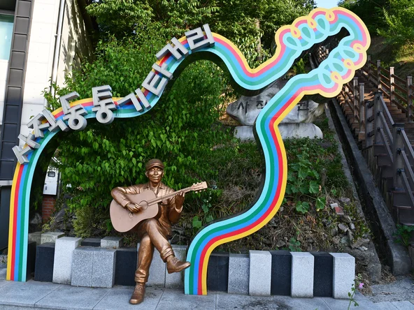 Sculpture of a musician in Gwangju 
