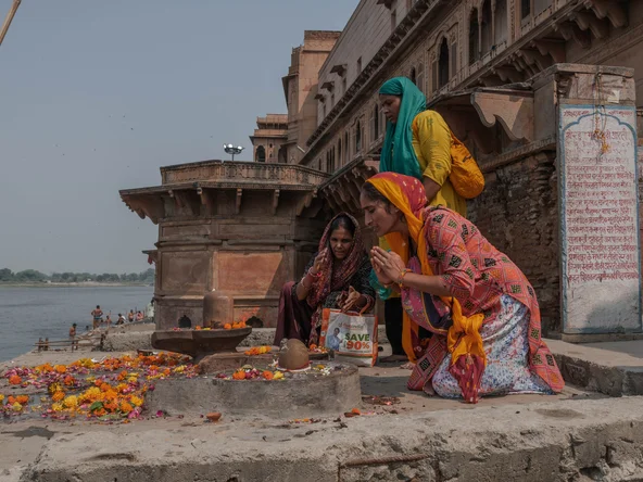 Women praying, Maheshwar, India