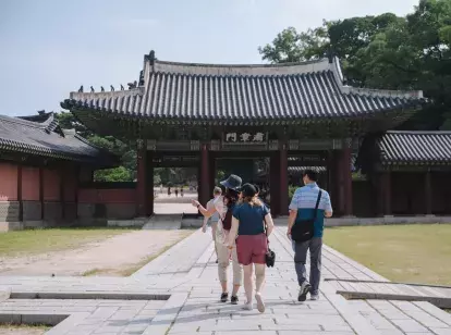 Two people walking through a Temple on a tour in Seoul
