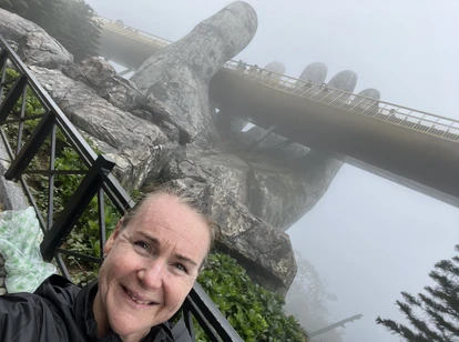 Solo female traveller at Golden Hands bridge
