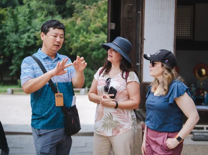 Two clients on a guided tour of Seoul